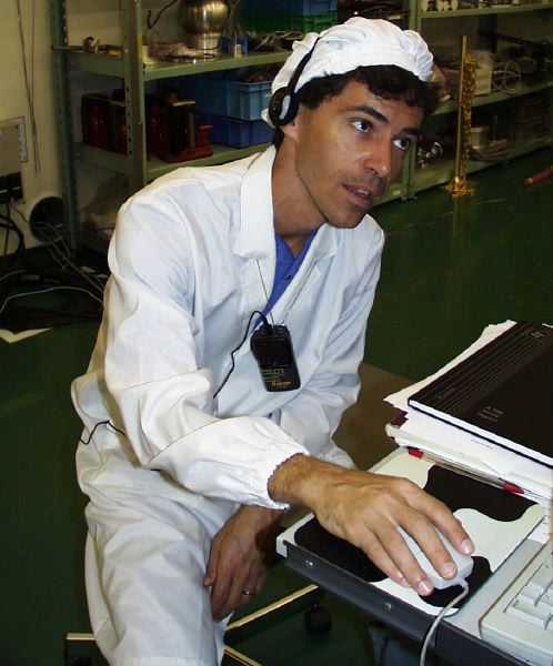 Rob Boyle with headphones and cryo-GSE (52K JPEG)