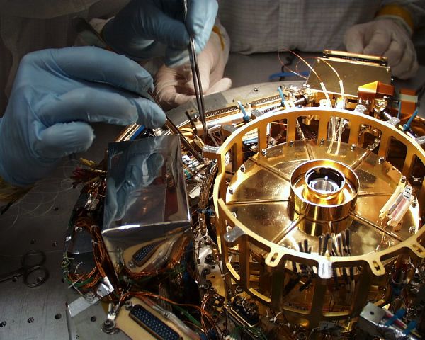 The gold crown on the top of the helium insert (71K JPEG)