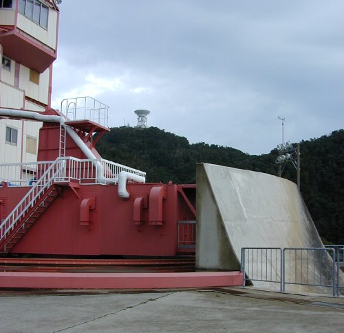 Red turntable structure and concrete flame deflector. (47K JPEG)