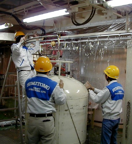 SHI team starting the helium transfer. (69K JPEG)