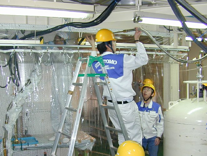 SHI team continuing the helium transfer. (112K JPEG)