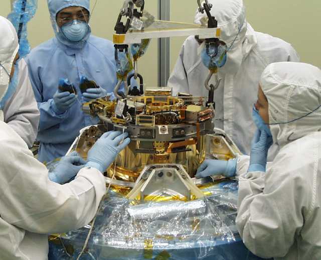 Insert sticking a few centimeters out of the Dewar (41K JPEG)