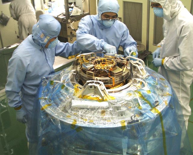 The impressive jumble of wires and plumbing atop the insert (69K JPEG)