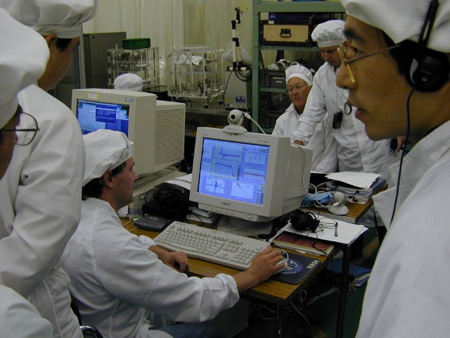 GSFC and ISAS people watching the data (67K JPEG)