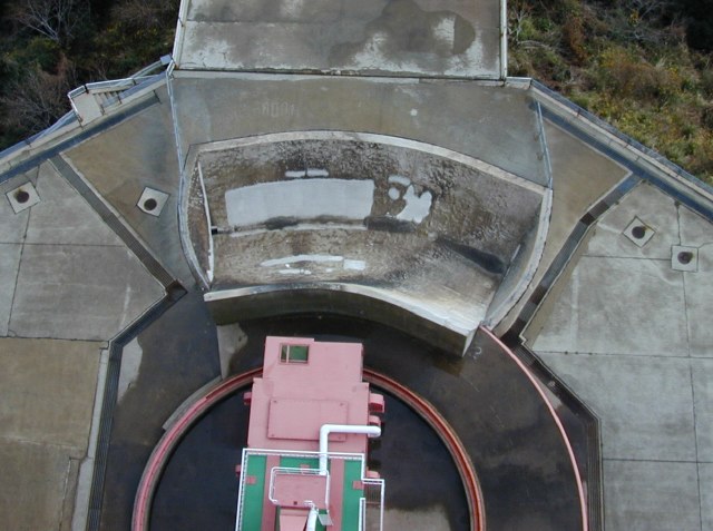 Circular turntable track and red turntable structure. (70K JPEG)