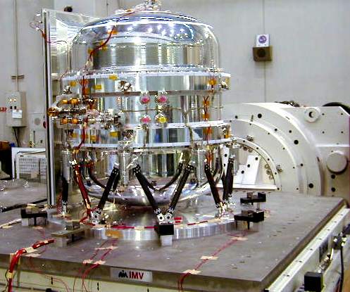 Dewar mounted on vibration table. (43K JPEG)
